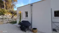 Façade contemporaine d’une maison neuve à Ventabren avec volets gris et aménagements extérieurs